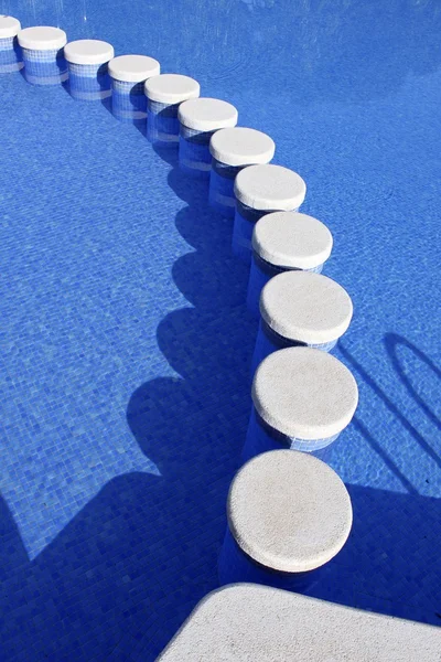 Голубой бассейн круглый путь плитки — стоковое фото