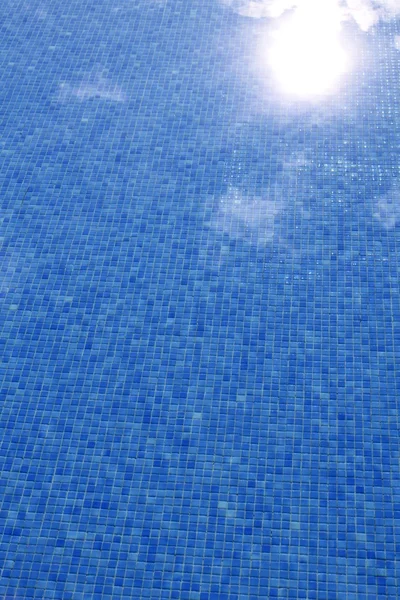 सूर्य प्रतिबिंब ब्लू टाइल स्विमिंग पूल — स्टॉक फोटो, इमेज