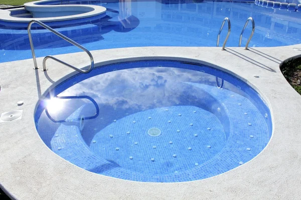 Modrý bazén venkovní jacuzzi — Stock fotografie