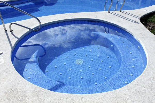 Modrý bazén venkovní jacuzzi — Stock fotografie