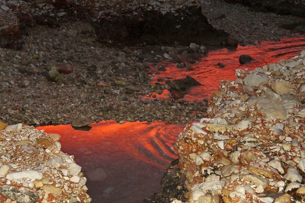 깊은 붉은 일몰 물 웅덩이에 반영 — 스톡 사진