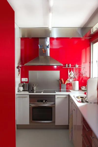 Αρχική κουζίνα με κόκκινο χρώμα χρώματα φυσικό παράθυρο φως — Φωτογραφία Αρχείου
