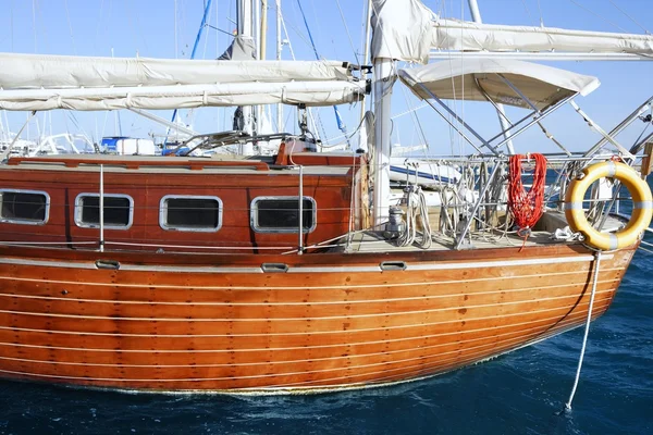 Belo veleiro de madeira no mar azul — Fotografia de Stock