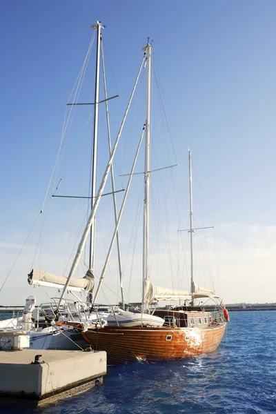 青い海の美しい木製帆船 — ストック写真
