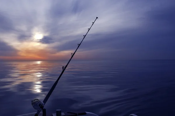 Човен риболовля схід сонця на Середземному морі океан — стокове фото