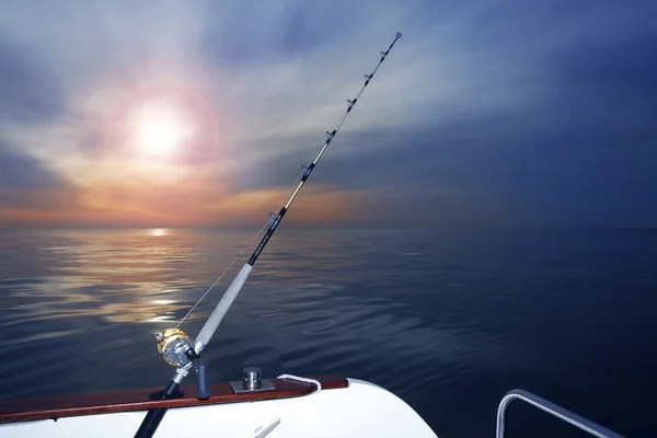 Човен риболовля схід сонця на Середземному морі океан — стокове фото