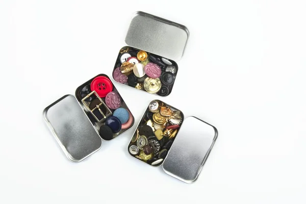 Три кнопки одежды металлические коробки — стоковое фото