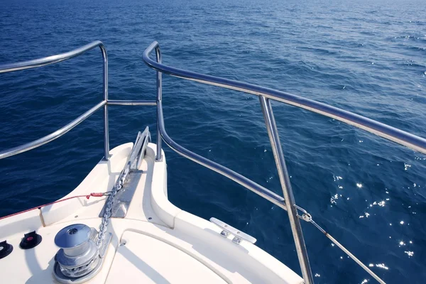 Barco arco mar vela com guincho de corrente de âncora — Fotografia de Stock