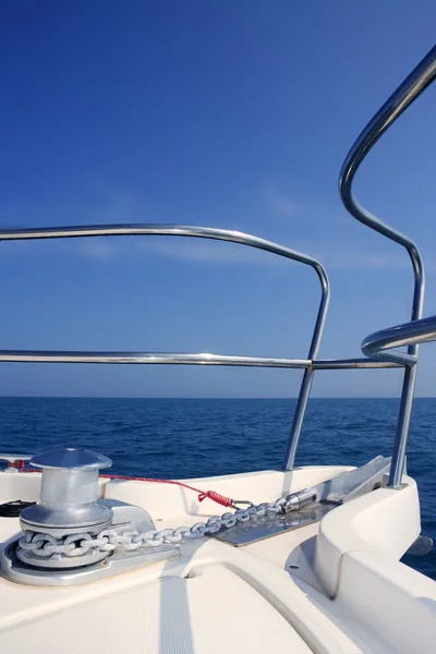 Båt båge segling havet med ankare kedja vinsch — Stockfoto