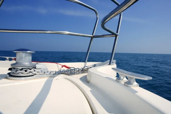 Barco de proa de vela mar con cabrestante de cadena ancla —  Fotos de Stock