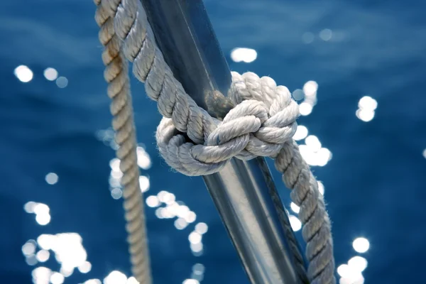 Nó marinho detalhe corrimão de barco de aço inoxidável — Fotografia de Stock