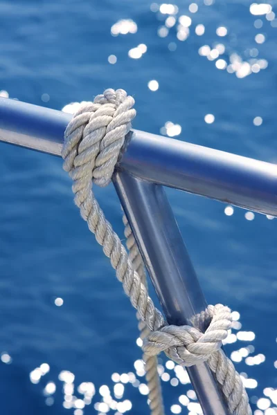 Nó marinho detalhe corrimão de barco de aço inoxidável — Fotografia de Stock