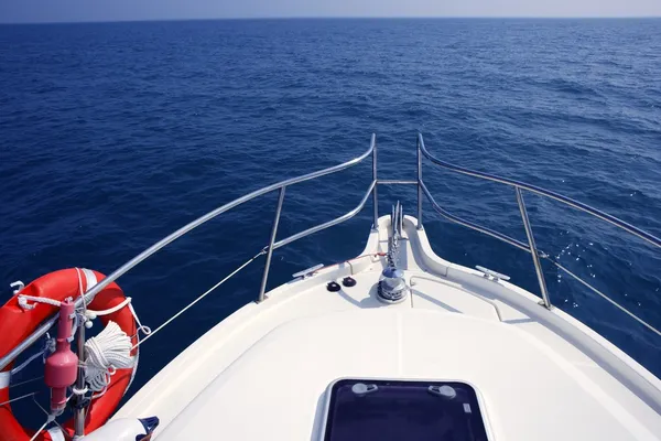 Azul océano vista al mar desde barco a motor proa de yate — Foto de Stock