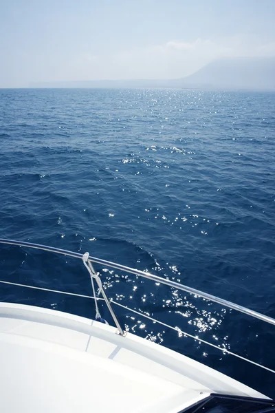 Detalhe do nó marinho no corrimão de barco de aço inoxidável — Fotografia de Stock
