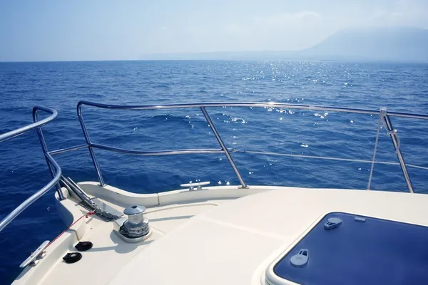 Barco de proa de vela mar con cabrestante de cadena ancla — Foto de Stock