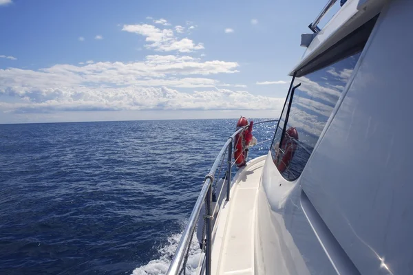 Motorboat vista lateral com janela oceano reflexão — Fotografia de Stock