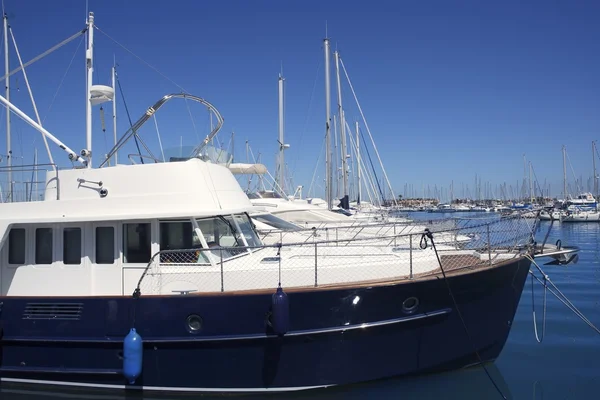Casco azul barco a motor marina mediterránea — Foto de Stock