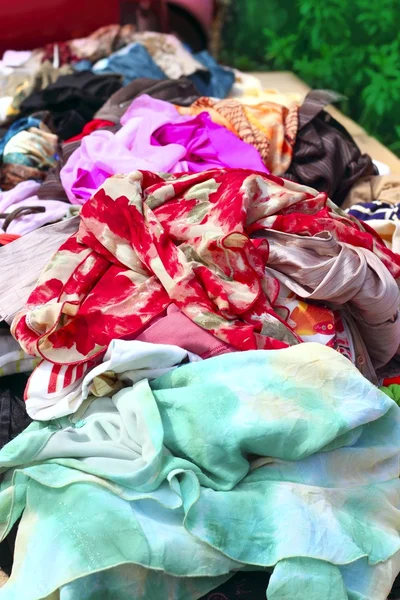 Textila tyg färgstarka marknaden fynd showcase — Stockfoto