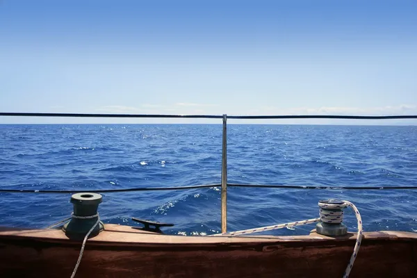 Zeilboot lieren houten plank blauwe zee horizon — Stockfoto