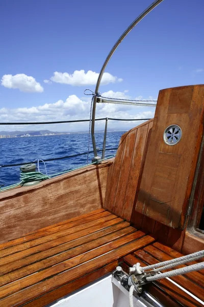 Dřevěné plachetnice lodní paluby modrá obloha oceán moře — Stock fotografie