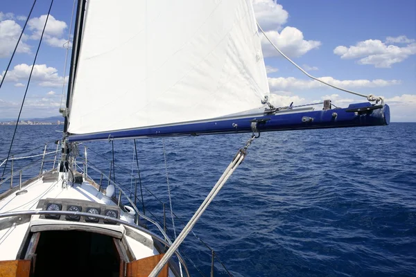 Plachetnice vinobraní plachtění modré moře oceán — Stock fotografie