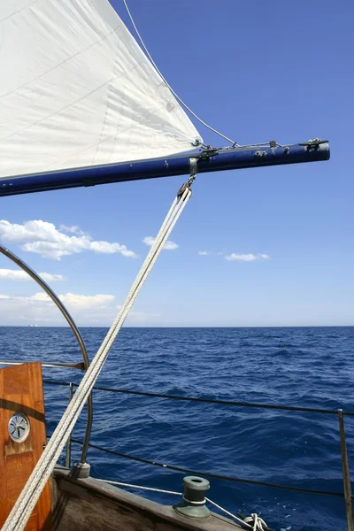Zeilboot vintage zeilen blauwe zee oceaan — Stockfoto