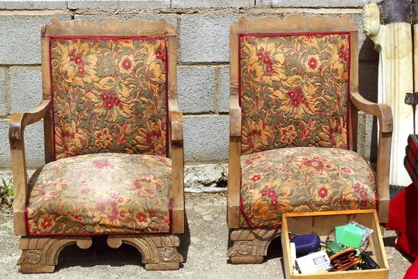 Armchairs couple on fair market outdoor vintage — Stock Photo, Image