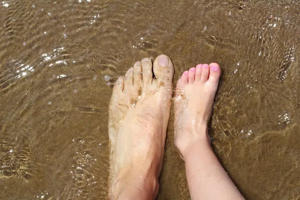 Far och barn fötter på sommar sand strand — Stockfoto