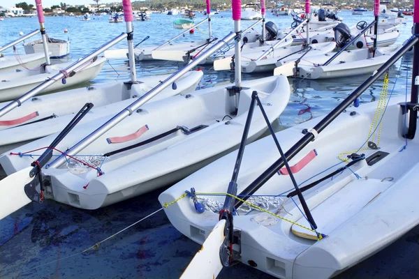 Laser piccole barche a vela fila a Formentera — Foto Stock