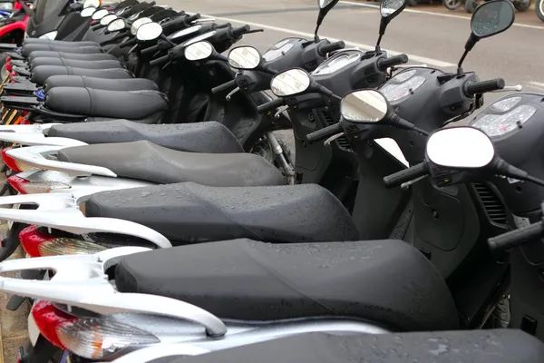 Scooter mototbikes row many in rent store — Stock Photo, Image
