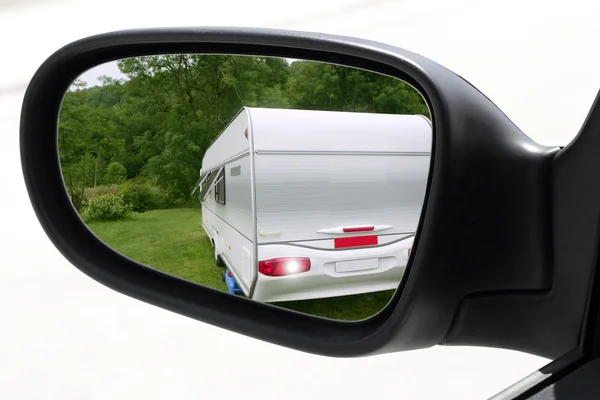 Rearview bil körning spegel äng husvagn — Stockfoto