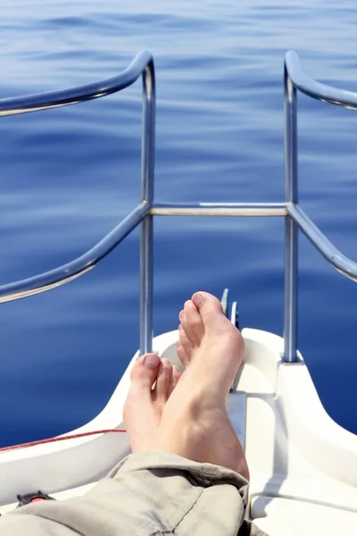 Човен лук чоловік ноги синій вид на море — стокове фото