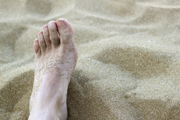 Az ember lábát nyári homok — Stock Fotó