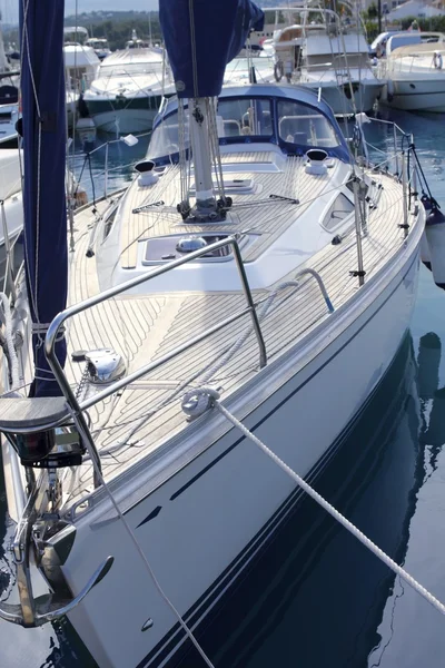 활 saiboat 보기 백색 선체 티크 목재 데크 — 스톡 사진