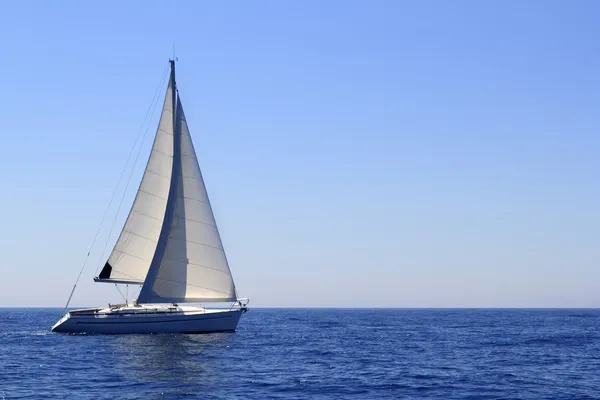 Belo veleiro vela velas azul Mediterrâneo — Fotografia de Stock