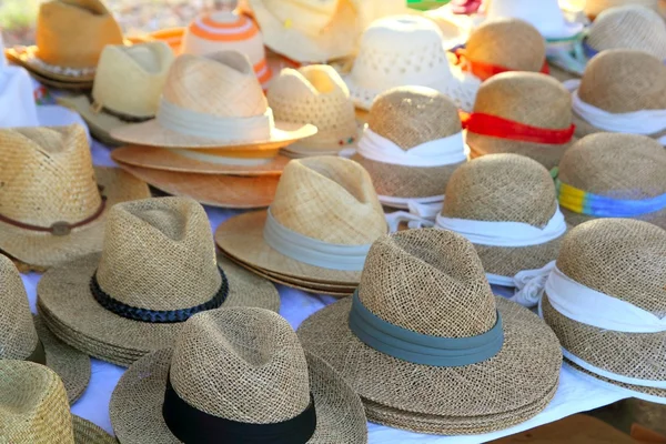 Размещение шляп на рынке ручной работы магазин — стоковое фото