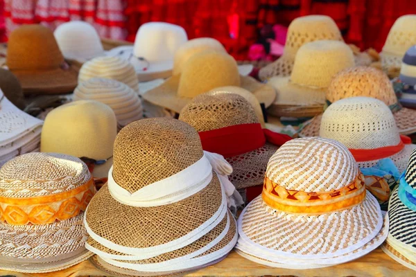 Arreglo sombreros en la tienda de artesanía de mercado — Foto de Stock