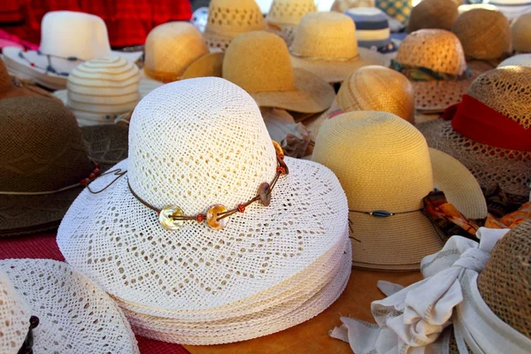 Arreglo sombreros en la tienda de artesanía de mercado —  Fotos de Stock