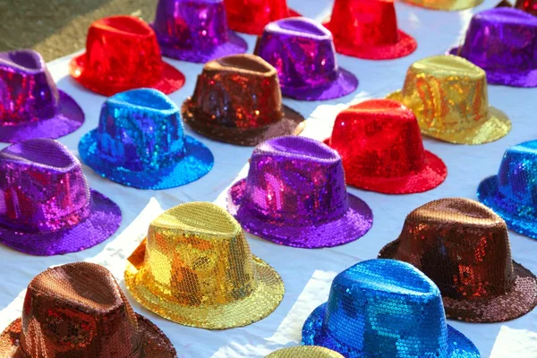 Coloridos sombreros de lentejuelas en filas en el mercado al aire libre —  Fotos de Stock