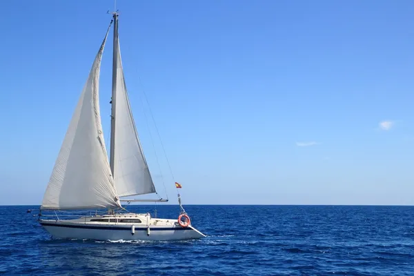 Bella barca a vela vela vela blu Mediterraneo — Foto Stock