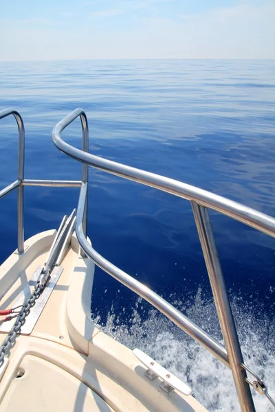 Barco vela azul mar tranquilo barandilla de proa — Foto de Stock