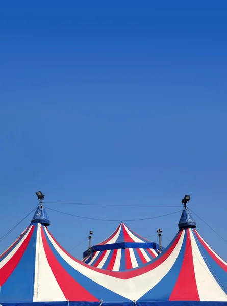 Tienda de circo bajo cielo azul rayas de colores — Foto de Stock