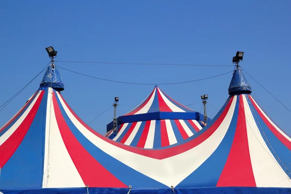 Tenda de circo sob céu azul listras coloridas — Fotografia de Stock