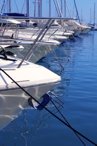 Човни з лука в marina Середземне море докладно лук — стокове фото