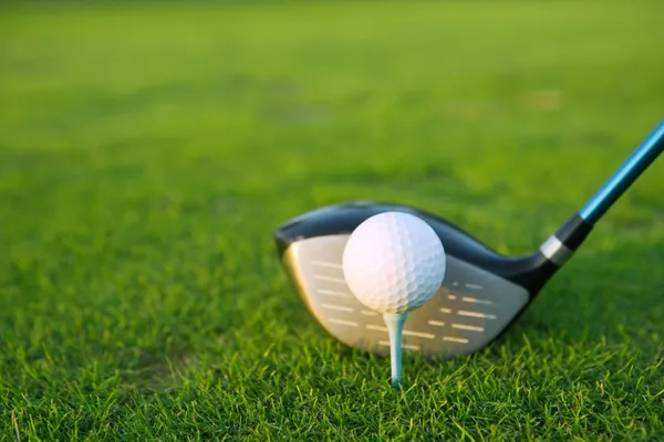Golf tee ball club conductor en campo de hierba verde —  Fotos de Stock