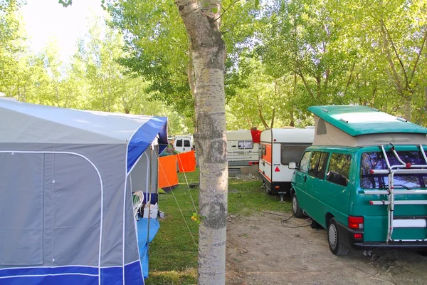 Camping tenten caravan in groene bomen buiten — Stockfoto