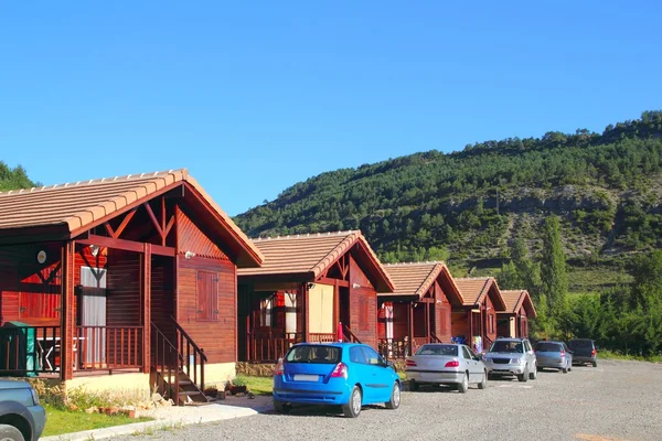Houten bungalow huizen in camping gebied — Stockfoto