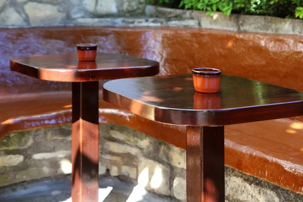 Retro café tabellen bruin geschilderd hout — Stockfoto