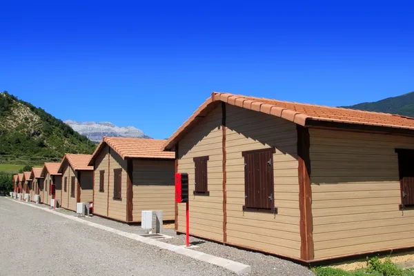 Domy drewniane bungalow camping obszarze — Zdjęcie stockowe