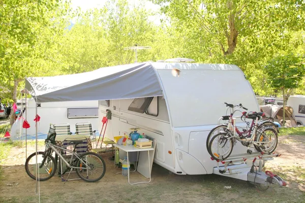Camping caravan camper bomen park fietsen — Stockfoto